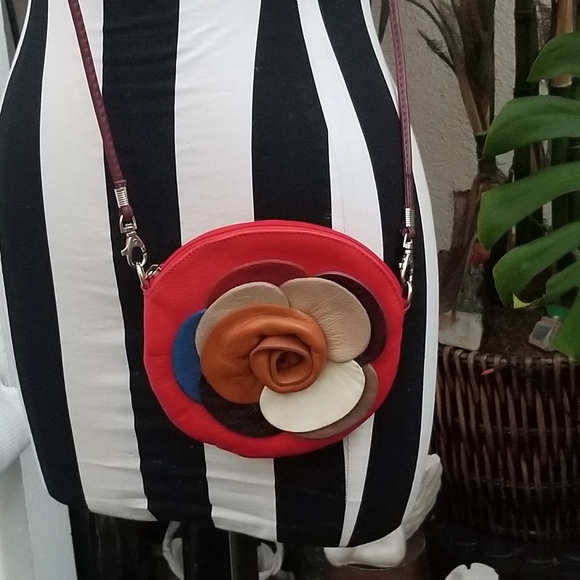 Genuine Leather Crossbody Flower Purse - Picture 4 of 8